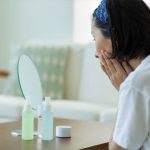 スキンケアをしている女性